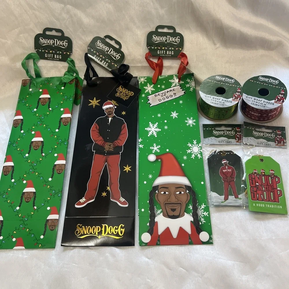 7- Snoop On The‎ Stoop Gift Wine Bags, Gift Tags, & Ribbon - Christmas Snoop Dog